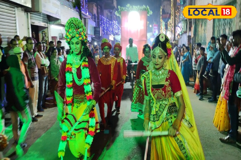বর্ণাঢ্য এই শোভাযাত্রায় অংশগ্রহণ করেছে রাই কিশোরী নৃত্যের একটি বিশেষ দল। সমগ্র নবদ্বীপ শহর জুড়ে গানের তালে তালে নৃত্য পরিবেশনা করছিলেন তারা।