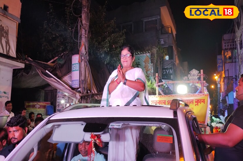 তবে সরকারপাড়া নিশান ক্লাবের এ বছরের বিশেষ আকর্ষণ ছিল এই প্রদর্শনীটি। যেখানে একটি হুড খোলা গাড়ির ওপরে উঠে হাতজোড় করে দাঁড়িয়ে রয়েছেন একটি মহিলা এবং গাড়ির পাশে রয়েছেন ছয় থেকে সাত জন দেহরক্ষী! 