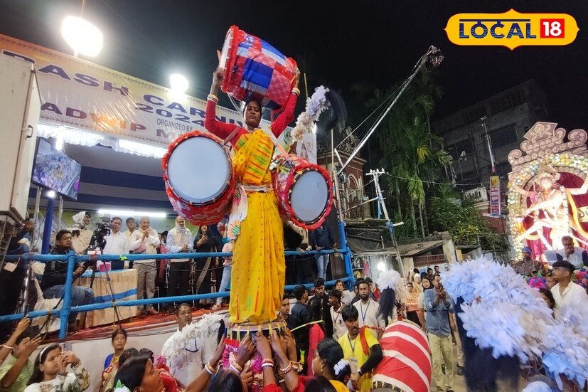 তবে শোভাযাত্রার অন্যতম আকর্ষণ ছিল মহিলা ঢাকীদের অসাধারণ পারফরম্যান্স। মানুষ সমান উঁচু ঢাকের ওপর উঠে তিনটি ঢাক নিয়ে একজন মহিলার ঢাক বাজানো আলাদা মাত্রা এনে দেয় শোভাযাত্রায়।