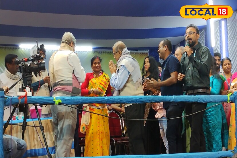 মহিলা ঢাকীর অসাধারণ পারফরমেন্সে খুশি হয়ে নিজের হাতে পুরস্কার তুলে দিলেন নবদ্বীপের পৌরপতি বিমান কৃষ্ণ সাহা।
