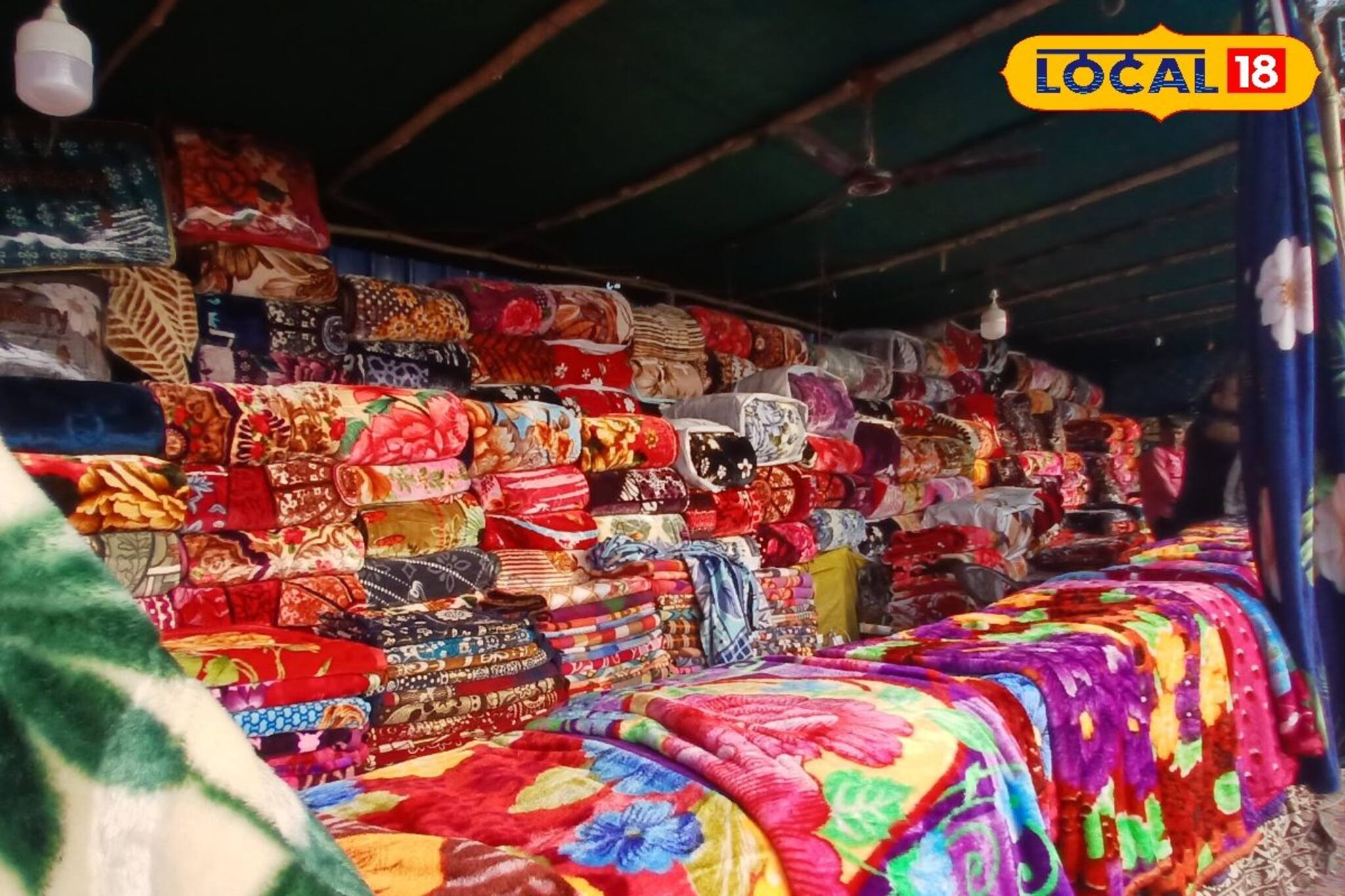 মাত্র তিনশো টাকা কেজি! কিলো কিলো কম্বল বিক্রি হচ্ছে হাওড়ার বাজারে