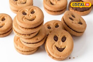 Biscuit: ভেজাল ছাড়া উপকরণ দিয়ে সহজেই বানিয়ে নিন বিস্কিট, রইল সহজ রেসিপি