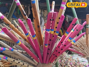 Bamboo Flute: বাঁশ ও পাটশোলা দিয়েই তৈরি বাঁশি, দামেও সস্তা তাও আজও ছোটদের মন জিতে নেয় এই খেলনা Bamboo Flute: বাঁশ ও পাটশোলা দিয়েই তৈরি বাঁশি, দামেও সস্তা তাও আজও ছোটদের মন জিতে নেয় এই খেলনা