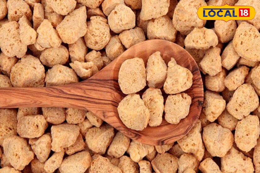 সোয়াবিনের মধ্যে রয়েছে প্রচুর পরিমাণে পুষ্টি। এই খাবারের মধ্যে একই সঙ্গে রয়েছে ভিটামিন এ, বি, ই, প্রোটিন, রাইবোফ্ল্যাভিন, ক্যালশিয়াম, ফাইবার, থিয়ামিন, অ্যামাইনো অ্যাসিড, ফোলিক অ্যাসিড ইত্যাদি। এই সব উপাদানই কিন্তু আমাদের শরীর ভাল রাখতে সাহায্য করে। সোয়াবিনের মধ্যে রয়েছে প্রচুর পরিমাণে পুষ্টি। এই খাবারের মধ্যে একই সঙ্গে রয়েছে ভিটামিন এ, বি, ই, প্রোটিন, রাইবোফ্ল্যাভিন, ক্যালশিয়াম, ফাইবার, থিয়ামিন, অ্যামাইনো অ্যাসিড, ফোলিক অ্যাসিড ইত্যাদি। এই সব উপাদানই কিন্তু আমাদের শরীর ভাল রাখতে সাহায্য করে।