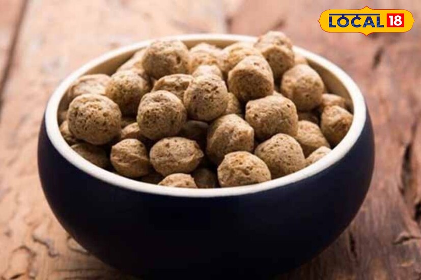 ডাক্তার শঙ্খ সেন বলেন , রক্তচাপ নিয়ন্ত্রণে রাখতে সোয়াবিন ভীষণ রকম উপকারী। সোয়াবিনের মধ্যে থাকে এমন কিছু অ্যালকালয়েডস যা আমাদের রক্তচাপ নিয়ন্ত্রণে রাখতে সাহায্য করে। প্রেশার বেশি থাকলে প্রোটিন মেপে খেতে বলা হয়। এক্ষেত্রে ভাল কাজ দেয় সোয়াবিন। তবে মেপে খেতে হবে সোয়াবিন।