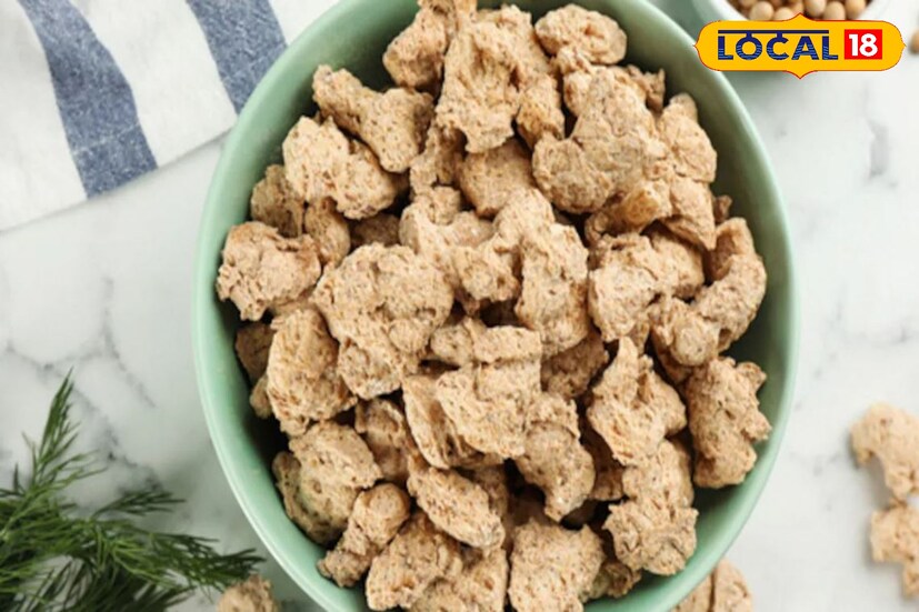 সোয়াবিনের মধ্যে থাকে একাধিক উপকারী উপকরণ। যা আমাদের সহজেই ওজন কমাতে সাহায্য করে। ডায়েট করলে অনেকেই রেড মিট এড়িয়ে চলেন। মাংস এড়িয়ে চলেন। সেক্ষেত্রে এই সোয়াবিন ব্যবহার করে বানাতে পারেন কাটলেট, কাবাব।সোয়াবিনের মধ্যে থাকা প্রোটিন পেশী গঠনেও সাহায্য করে।