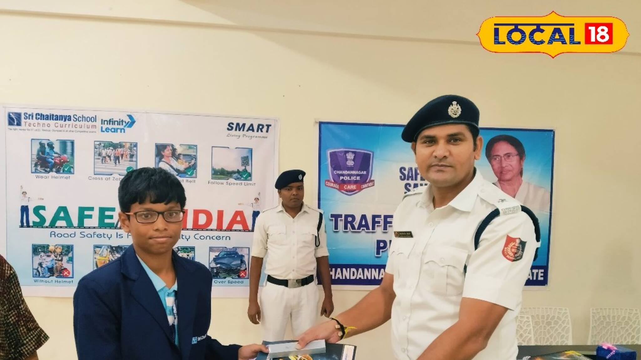 রাস্তার সিগন্যাল প্লেটের কোন চিহ্নের কী মানে! খেলারছলে বুঝিয়ে দিল ট্রাফিক পুলিশ