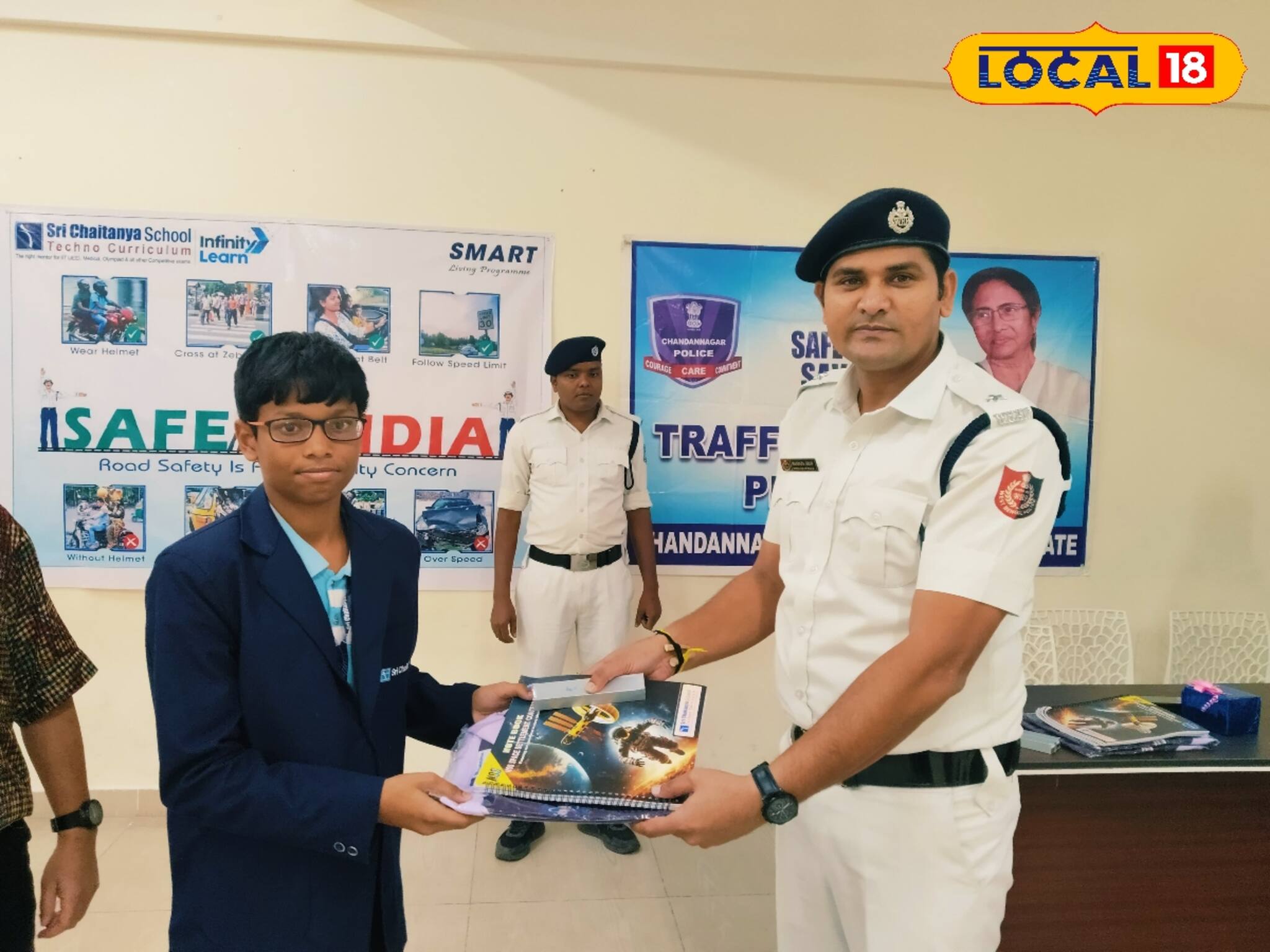 রাস্তার সিগন্যাল প্লেটের কোন চিহ্নের কী মানে! খেলারছলে বুঝিয়ে দিল ট্রাফিক পুলিশ