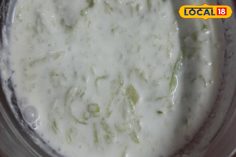 টক দইয়ের সঙ্গে শসা কুচিয়ে মিশিয়ে দিন। এটি একটি সম্পূর্ণ মিলে পরিণত হবে। শসার মধ্যে জলের পরিমাণ বেশি। তাই এই ফল খেলে শরীর হাইড্রেট থাকে। এছাড়া শসার মধ্যে ক্যালোরির পরিমাণ খুব কম। ফ্যাটও নেই। তাই শসা খেলে ওজন বেড়ে যাওয়ার কোনও সম্ভাবনা নেই।