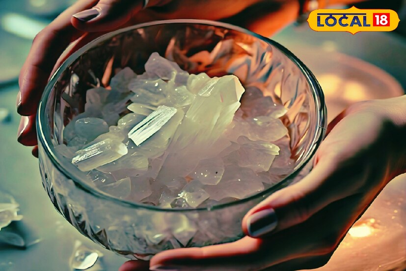 ব্যবসার ক্ষেত্রে যদি কাজে খুব বেশি বাধা আসতে শুরু করে। তবে একটা লাল কাপড়ের টুকরোয় কিছুটা ফিটকিরি বেঁধে কাজের জায়গায় ঝুলিয়ে রাখুন। সমাধান মিলবে।