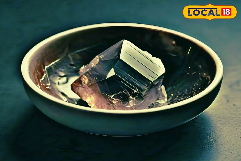 বাড়ির ওপরের নজর দোষ রয়েছে। একটা পাত্রে কিছুটা ফিটকিরি, কিছুটা নুন এবং কালো সর্ষে নিন। সেই বাটিকে বাড়ির চারপাশে সাত বার ঘুরিয়ে নিয়ে বাড়ির বাইরে নিয়ে গিয়ে পুড়িয়ে ফেলুন। সমাধান মিলবে।