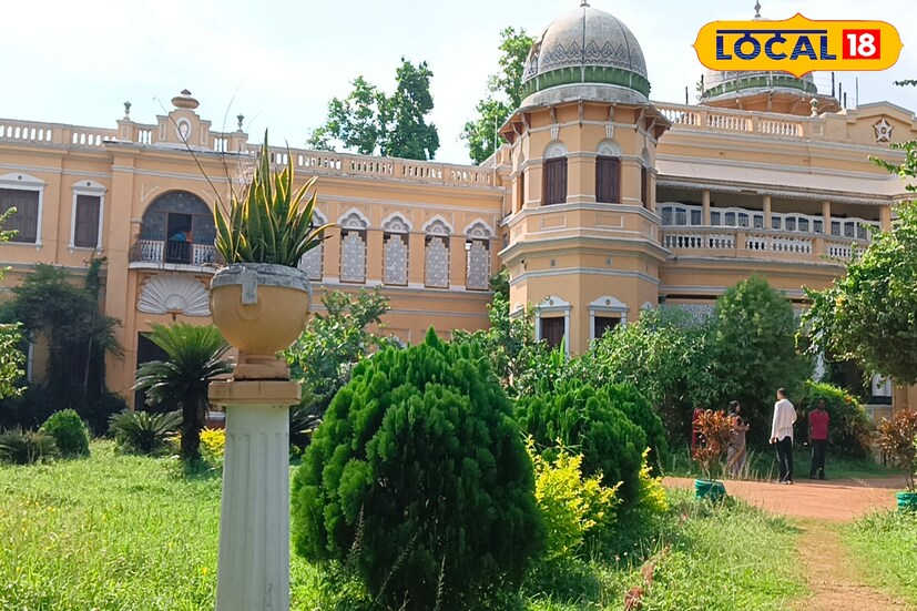 অরণ্য সুন্দরী ঝাড়গ্রামে পর্যটকের অন্যতম আকর্ষণের কেন্দ্রবিন্দু হল ঝাড়গ্রাম রাজবাড়ি। ঝাড়গ্রাম শহরের পুরাতন ঝাড়গ্রামে রয়েছে ঝাড়গ্রাম রাজবাড়ি। ঝাড়গ্রাম রাজবাড়ি গেলে দেখা যাবে কফি চাষের বাগান। শতাব্দী প্রাচীন এই রাজবাড়িতে কিছুক্ষণ সময় কাটানোর ইচ্ছে থাকলে সে ব্যবস্থা রয়েছে রাজবাড়ির পক্ষ থেকে। রাজবাড়ীর ভেতরে রয়েছে ঝাড়গ্রাম প্যালেস নামের একটি অতিথিশালা।