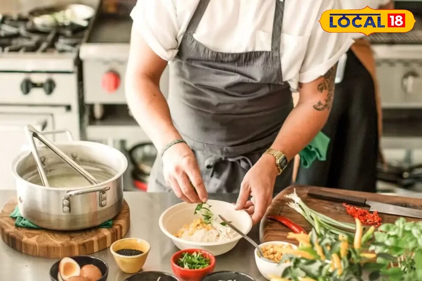 ক্লাউড কিচেন অনলাইন ফুড ডেলিভারি অ্যাপগুলি স্বাধীনভাবে ব্যবসা করতে চাওয়া খাদ্য রসিকদের জন্য নিয়ে এসেছে বিশেষ সুবিধা। যেসব মানুষ রান্না করে অন্যদের খাইয়ে আনন্দ পান তারা এবার থেকে চালু করতে পারেন নিজের বাড়িতেই এই ক্লাউড কিচেন। যেখানে বাড়ি থেকে রান্না করে অনলাইন ফুড ডেলিভারি অ্যাপের মাসদ তা পৌঁছে যাবে গ্রাহকের বাড়িতে। সুইগি, জোমাটোর মতন ফুড ডেলিভারি অ্যাপগুলি এই সুবিধা প্রদান করছে স্বাধীনভাবে ব্যবসা করতে চাওয়া ফুড ডেলিভারি অন্ত্রপেনারদের। যেখানে নিজের বাড়িতে রান্না করি, ডেলিভারি করে হাজার হাজার টাকার রোজগার করতে পারেন একজন বিক্রেতা।