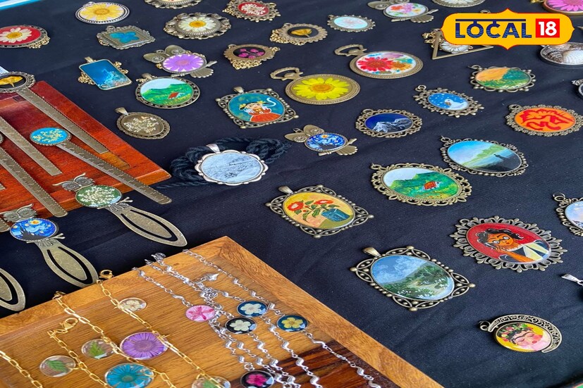 রেজিন জুয়েলারি বর্তমান সময়ে রেজিনের তৈরি ট্রান্সপারেন্ট জুয়েলারির চাহিদা তৈরি হয়েছে। ফুল পাখি বিভিন্ন ছবি প্রভৃতি দিয়ে তৈরি হচ্ছে রেজিন আর্ট। যা দেখতে যতটা সুন্দর ঠিক ততটাই আকর্ষণীয় বিভিন্ন ক্রেতা কাছে। রেজিন আর্ট এর ক্ষেত্রে পুরোটাই বিক্রেতার ও নির্মাতার হাতের কাজের উপরে তার দাম নির্ভর করে। অনেক ক্ষেত্রে কাস্টমাইজ ভাবেও তৈরি করা হচ্ছে এই রেজিন আর্ট জুয়েলারি। অনলাইনে এই জুয়েলারি ন্যূনতম ৫০০ টাকা মূল্যে বিক্রি হয়। সঠিক বিক্রেতারা একদিনে হাজার হাজার টাকার এই জুয়েলারি বিক্রি করে লাভবান হচ্ছেন।