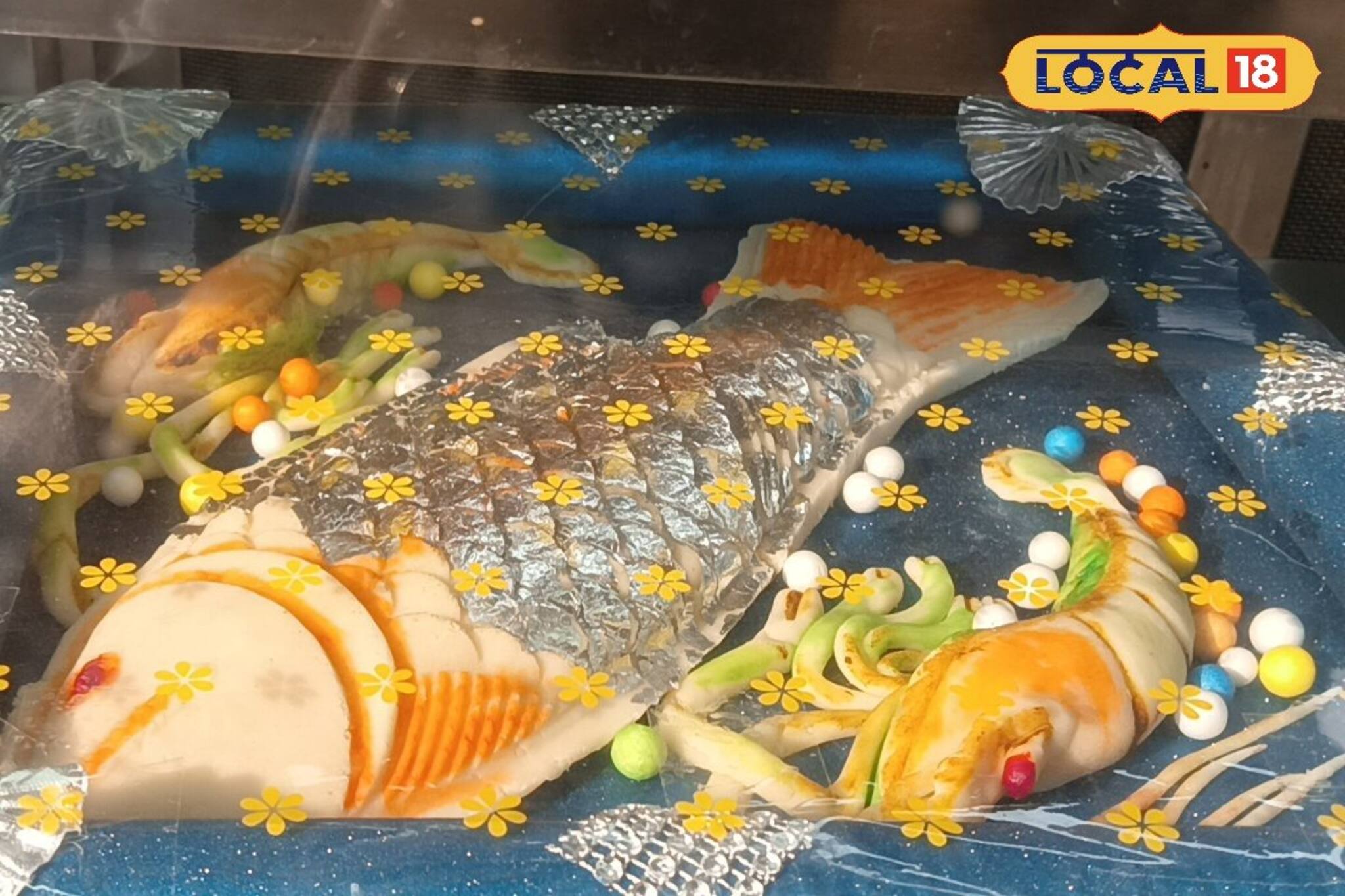 এও সম্ভব? মিষ্টির দোকানে দেদার বিকোচ্ছে কাতলা মাছ, চিংড়ি! কারণ জানলে অবাক হবেন!