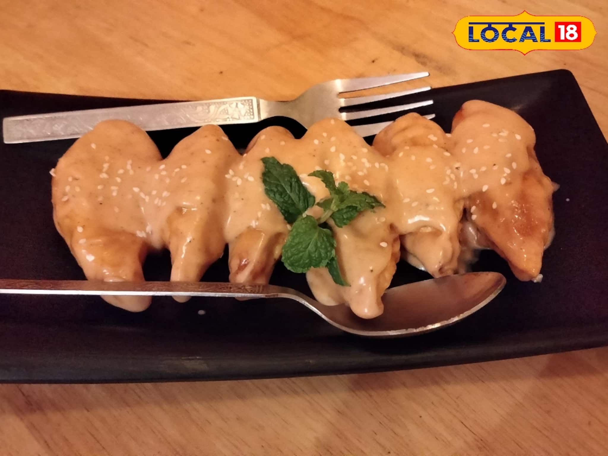 নতুন স্বাদের ককটেল মোমো খেতে ভিড় হচ্ছে এই দোকানে! জানেন দাম কত?