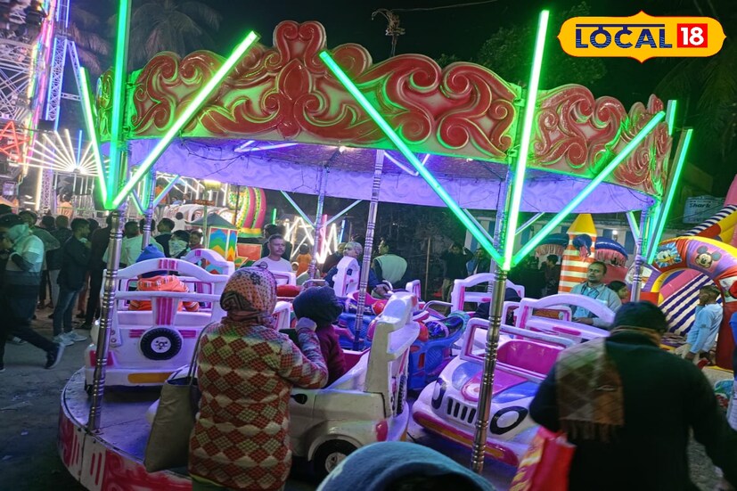 এবার ৭৩ তম বর্ষে উলুবেড়িয়া রাস উৎসব। উলুবেড়িয়া রাস মানে ছোট বড় সকলের আকর্ষণ। এখানে নিয়ম রীতি মেনে যেমন চলে পুজো-অর্চনা, পাশাপাশি রাস উৎসব উপলক্ষে আকর্ষণীয় মডেলও থাকে। বিশেষ করে আকর্ষণীয় চলমান মডেল।