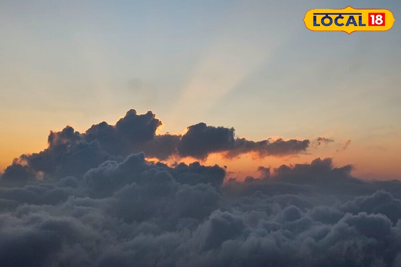 সকাল থেকে মেঘলা আকাশ ঘন কুয়াশা কনকনে হাড় কাঁপানো শীত। এর মাঝেও বৃষ্টি যেন পিছু ছাড়ছে না,ফের একবার শীতের মুখে শৈলশহরে বৃষ্টির পূর্বাভাস ,যদিও সমতলজুড়ে আপাতত বৃষ্টির কোন সম্ভাবনা নেই বলে জানিয়েছে আবহাওয়া দফতর। ইতিমধ্যে পারদ নামতে শুরু করেছে পাহাড় থেকে শুরু করে সমতল সব জায়গাতেই। ঘন কুয়াশার চাদরে মুড়েছে শহর থেকে গ্রাম।