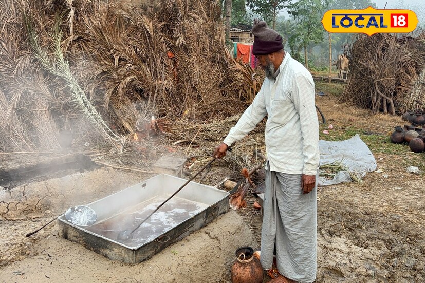 সেই রস ঢালা হয় একটা বড় পাত্রের মধ্যে। তারপর সেই রস দীর্ঘক্ষণ জ্বাল দিয়ে ফোটানো হয়। প্রায় তিন থেকে চার ঘণ্টা পর রস গাঢ় হয়ে এলে সেই পাত্র মাটির উনান থেকে নামানো হয়। 
