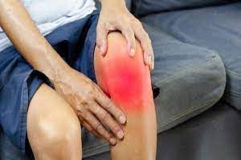 ইউরিক অ্যাসিডের বেশি মাত্রা রক্তে স্ফটিক তৈরি করে এবং এটি হাড়ে জমে। এর ফলে ফোলা, ব্যথা এবং বমি হতে পারে। সাধারণত এটি বড় আঙুলের হাড় বা নীচের পায়ের হাড়ে প্রভাব ফেলে।