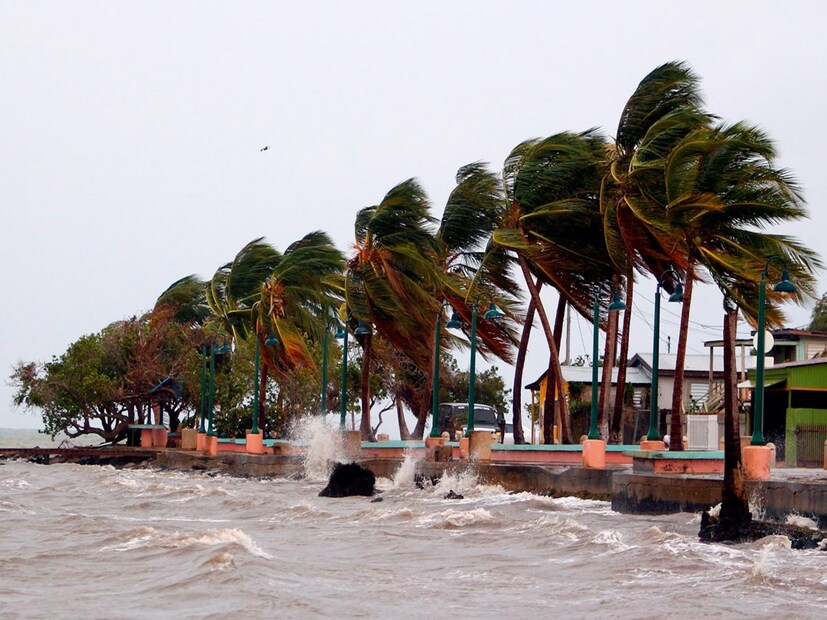 যদিও বায়ুমণ্ডলীয় মাধ্যাকর্ষণ তরঙ্গ বায়ুমণ্ডলে তরঙ্গ হয়, মহাকর্ষীয় তরঙ্গগুলি স্থান-কালের ফ্যাব্রিকের তরঙ্গ যা একাধিক ক্ষতিগ্রস্ত পরিস্থিতি শুরু করে৷  যেমন ব্ল্যাক হোল সংঘর্ষ এবং নিউট্রন তারকা সংঘর্ষ ঘটায়৷