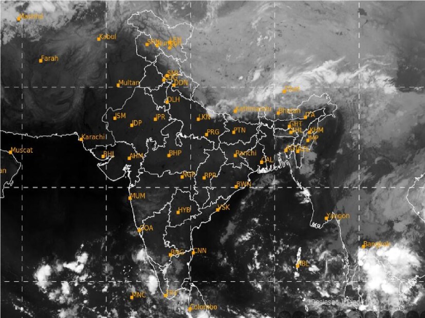 ফের বঙ্গোপসাগরে তৈরি হয়েছে সাইক্লোনিক সার্কুলেশন৷ এটি নিম্ন ট্রপোস্ফিয়ার লেভেলে বিস্তৃত রয়েছ৷ এদিকে আরও একটি সক্রিয় অক্ষরেখা বা ট্রফ রয়েছে তামিলনাড়ুর কাছে৷ যেটি লোয়ার ট্রপোস্ফিয়ার স্তরে বিস্তৃত রয়েছে৷  Photo Courtesy- IMD/ Sattellite Image 