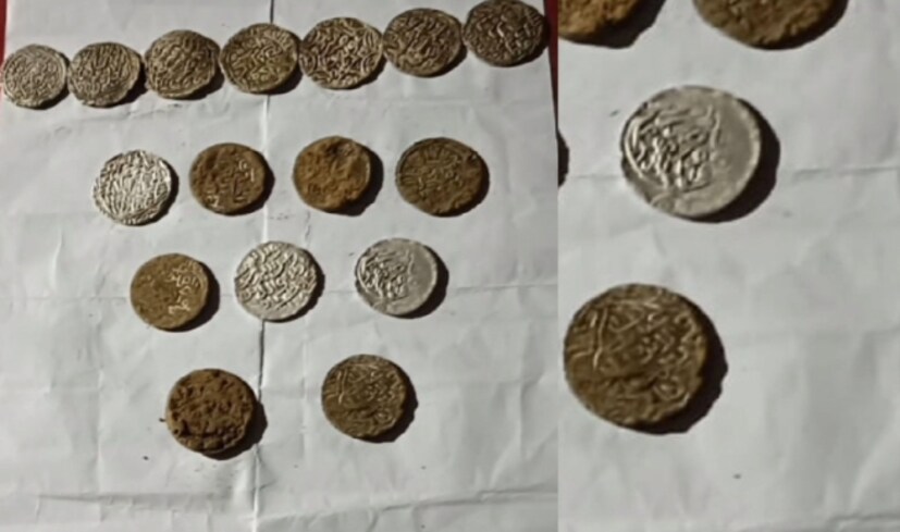 প্রথমে শ্রমিকেরা এইগুলো বাড়ি নিয়ে যায়। গ্রামজুড়ে খবর চাউর হতেই গাজোল থানার পুলিশ এসে উদ্ধার করে নিয়ে যায়। পুলিশের মাধ্যমে উদ্ধার মুদ্রাগুলি মিউজিয়ামে রাখা হবে। শ্রমিক মনোজ মণ্ডল বলেন, আমরা আলু লাগানোর জন্য কোদালে কাজ করছিলাম। সেই সময় একটা দুটো করে কয়েন গুলো পাই। জলে ধুয়ে দেখি এগুলি রুপোর। প্রথমে আমরা বাড়ি নিয়ে চলে গিয়েছিলাম। পরে পুলিশ এগুলি নিয়ে গিয়েছে।