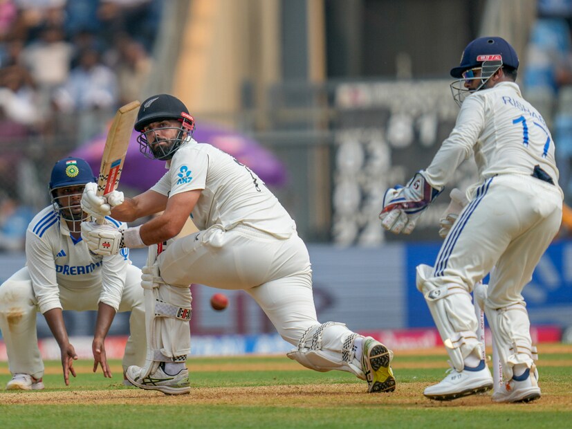 তৃতীয় টেস্টেও টস ভাগ্য সাথ দেয়নি ভারত অধিনায়ক রোহিত শর্মার। প্রথম ইনিংসে নিউজিল্যান্ডের হয়ে সর্বাধিক ৮২ রান করেন ড্যারিল মিচেল। ৩টি চার ও ৩টি ছয়ে সাজানো তার ইনিংস।  (Photo Courtesy- AP)