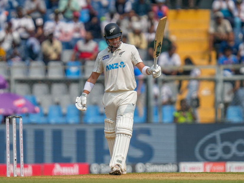 এছাড়া উইল ইয়ং ৭১ রানের ইনিংস খেলেন কিউইদের হয়ে। ৪টি চার ও ২টি ছয় মারেন তিনি। এছাড়া কোনও নিউজিল্যান্ড ব্যাটার সম্মানজনক স্কোর করতে পারেননি। (Photo Courtesy- AP)