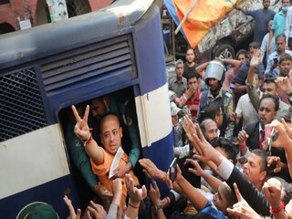ইসকনের সন্ন্যাসী চিন্ময়কৃষ্ণ দাসের গ্রেফতারিকে কেন্দ্র করে ফের অশান্ত বাংলাদেশ৷ ছবি-এপি