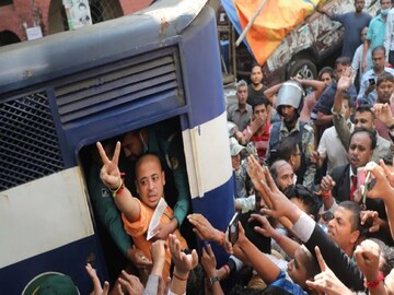 ইসকনের সন্ন্যাসী চিন্ময়কৃষ্ণ দাসের গ্রেফতারিকে কেন্দ্র করে ফের অশান্ত বাংলাদেশ৷ ছবি-এপি