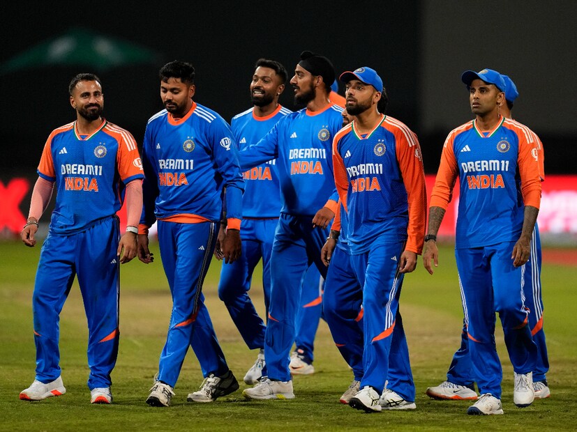 দ্বিতীয় টি-২০ ম্যাচে একটি মাত্র পরিবর্তন হওয়ার সম্ভাবনা রয়েছে। প্রথম ম্যাচে এক ব্যাটার কম খেলিয়েছিল ভারতীয় দল। অক্ষর প্যাটেলের খুব একটা প্রয়োজন পড়েনি প্রথম ম্যাচে। ফলে দ্বিতীয় ম্যাচে সেই জায়গায় কেকেআরের রিটেন করা প্লেয়ার রমনদীপ সিংয়ের অভিষেক হতে পারে ভারতীয় দলে। (Photo Courtesy- AP)