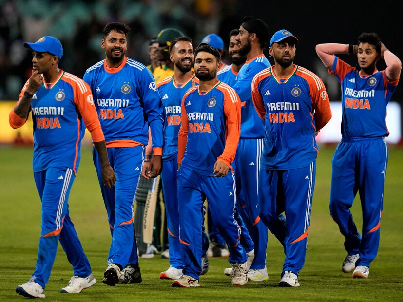 এক ঝলকে দেখে নিন দ্বিতীয় টি-২০ ম্যাচে ভারতের সম্ভাব্য একাদশ: সঞ্জু স্যামসন (উইকেটকিপার), অভিষেক শর্মা, সূর্যকুমার যাদব (অধিনায়ক), তিলক বর্মা, হার্দিক পান্ডিয়া, রিঙকু সিং, রমনদীপ সিং, অর্শদীপ সিং, আবেশ খান, রবি বিষ্ণোই, বরুণ চক্রবর্তী। (Photo Courtesy- AP)