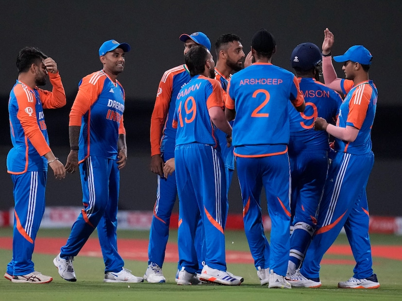 দক্ষিণ আফ্রিকার বিরুদ্ধে প্রথম টি-২০ ম্যাচে দুরন্ত জয় দিয়ে সিরিজ শুরু করেছে ভারতীয় দল। ব্যাটে-বলে রীতিমক পূর্ণ শক্তির প্রোটিয়া দলকে দুরমুশ করেছে সূর্যকুমার যাদবের নেতৃত্বাধীন তরুণ টিম ইন্ডিয়া। (Photo Courtesy- AP)