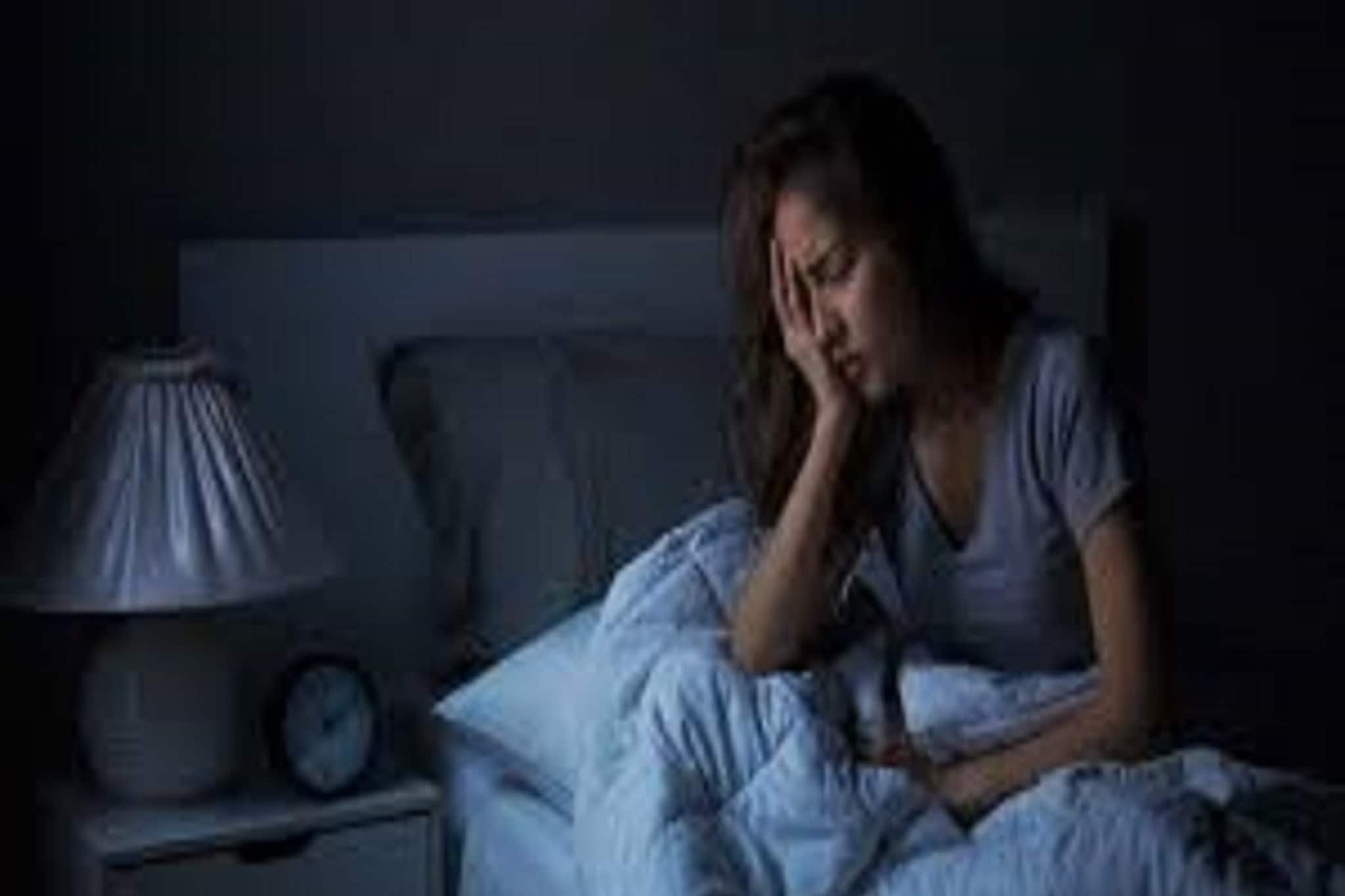 ঘুমের মধ্যে পড়ে যাচ্ছেন গভীর খাদে? ধড়ফড়িয়ে উঠছেন? জেনে নিন এটা কোন অসুখ