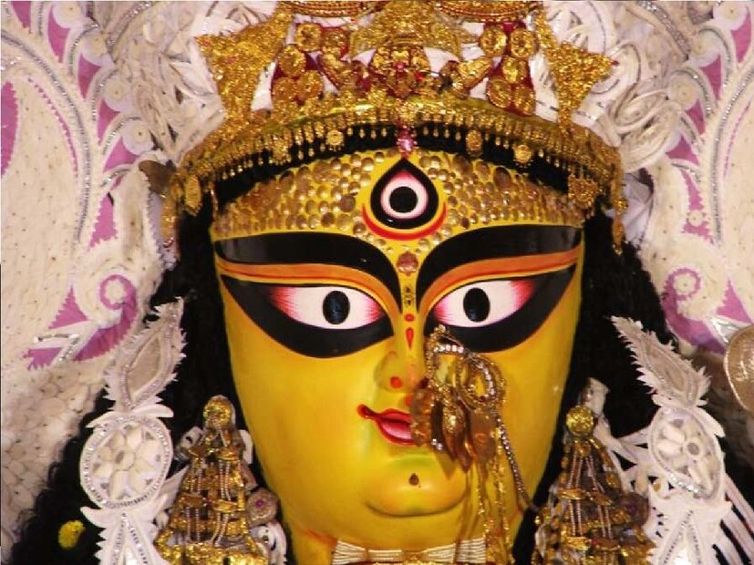 *মহাভোগ প্রসাদ গ্রহণের জন্যও পরে দীর্ঘ লাইন। এছাড়াও বিশেষ আকর্ষণ হিসেবে থাকে বুড়িমার স্বর্ণালঙ্কারের সাজ। তবে এবার ঠিক কখন কোন সময় হবে বুড়িমার পুজো? কখন হবে ভোগ এবং প্রসাদ বিতরণ? কখন সাজবেন মা জেনে নিন চাষাপাড়া বারোয়ারির জগদ্ধাত্রী পুজো অর্থাৎ বুড়িমার পুজোর নির্ঘণ্ট...সংগৃহীত ছবি।