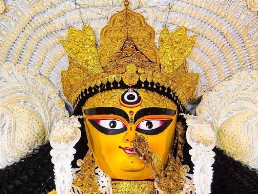 *পুজোর দিন বেলা দশ'টা থেকে বিকেল চার'টে পর্যন্ত নির্দিষ্ট স্থান থেকেই ভোগ প্রসাদ বিতরণ করা হবে বলেই জানানো হয়েছে পুজো কমিটির তরফে। এবারও লক্ষাধিক ভক্ত সমাগম ঘটবে বলেই আশা কমিটির। তাই বাড়তি নিরাপত্তার জন্য প্রশাসন ও বেসরকারি নিরাপত্তা কর্মী রাখা থাকবে যাতে কোনওরকম বিশৃংখলার সৃষ্টি না হয়। সংগৃহীত ছবি।