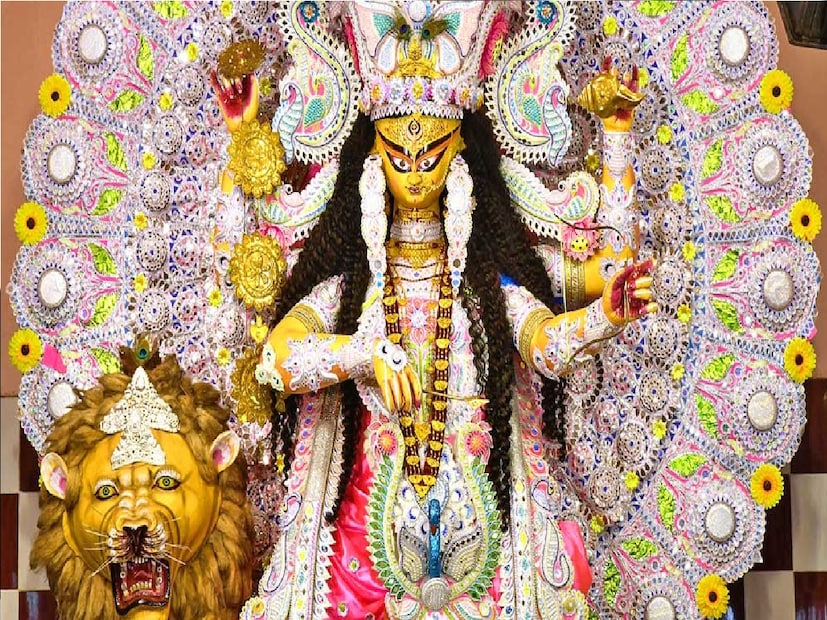 *১১ নভেম্বর সোমবার সকাল ৮:৩৬ মিনিটে দেবীর দশমীর পুজো ও ঘট বিসর্জন। বেলা ৩:২৮ মিনিটে বুড়ি মাকে আসন থেকে নামানো হবে। চাষা পাড়া বারোয়ারির অন্নমহোৎসব পুজোর দিন বেলা দশটা থেকে নির্দিষ্ট স্থানে অনুষ্ঠিত হবে। সংগৃহীত ছবি।