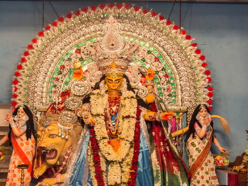 *১০ তারিখ রবিবার সপ্তমীর পুজো ভোর ৫:৫০ মিনিট থেকে। বেলা ৯:৩০ মিনিটে হবে বুড়িমার সপ্তমীর পুষ্পাঞ্জলি। বেলা ১০:৩০ মিনিটে অষ্টমীর পুজো আরম্ভ, বারো'টায় হবে পুষ্পাঞ্জলী। ১:৩০ মিনিটে শুরু হবে নবমীর পুজো। তিনটে নাগাদ হবে বলিদান। ৩:৩০ মিনিটে হবে নবমীর পুষ্পাঞ্জলি। চার'টেয় শুরু হবে বুড়িমার পুজোর আরতী ও হোম। সন্ধ্যা ছ'টায় হবে সন্ধ্যারতি। সংগৃহীত ছবি।