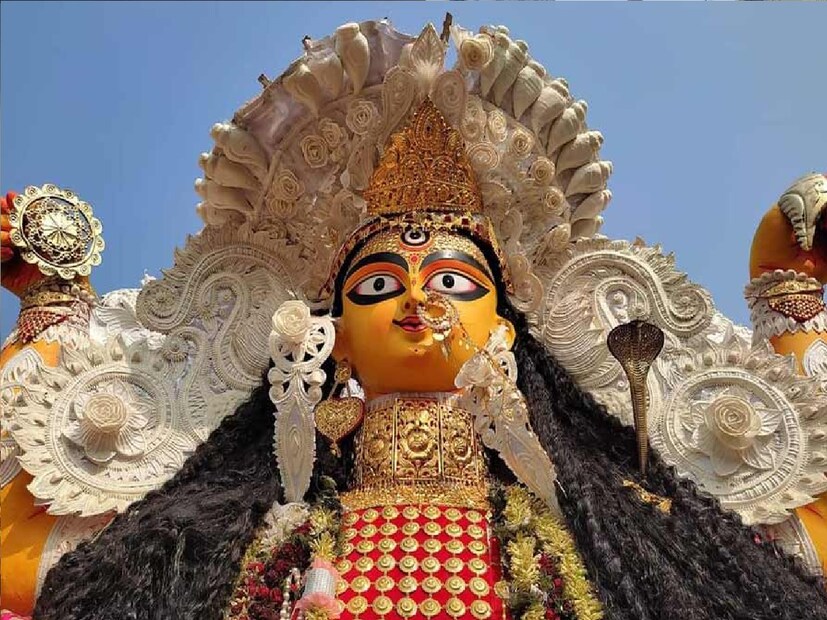 *বুড়িমা পুজো কমিটির তরফ থেকে জানা গিয়েছে, এবার ২৫২ তম বর্ষের পুজো শুরু হচ্ছে ৯ নভেম্বর শনিবার থেকেই। এখন তাই চলছে শেষ মুহূর্তের প্রস্তুতি। প্রাচীন রীতি মেনে মায়ের মূর্তি তৈরির কাজ চলছে বুড়িমার দালানে। সংগৃহীত ছবি।