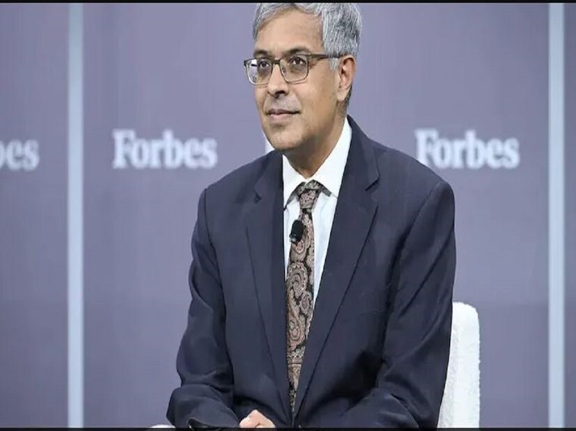 ৫৬ বছর বয়সি জয় ভট্টাচার্য ১৯৬৮ সালে কলকাতায় জন্মগ্রহণ করেন৷ ১৯৯৭ সালে স্ট্যানফোর্ড বিশ্ববিদ্যালয় থেকে মেডিসিন-এ ডক্টরেট সম্মান পান তিনি৷