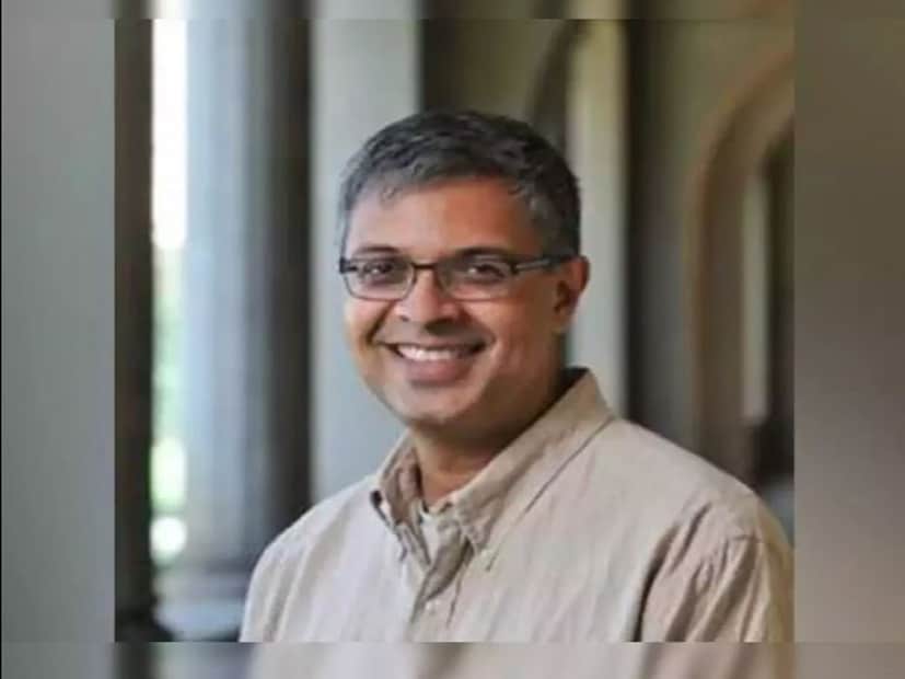 বিভিন্ন রোগে আক্রান্ত হওয়ার ঝুঁকি থাকে বিশ্বের যে প্রান্তের মানুষের, তাঁদের নিয়েই মূলত কাজ করেন জয় ভট্টাচার্য৷ পাশাপাশি স্বাস্থ্য ক্ষেত্রে সরকারি প্রকল্পের ভূমিকা, বায়োমেডিক্যাল ক্ষেত্রে নতুন ওষুধের সন্ধান এবং অর্থনীতি বিষয়ক কাজ করেন তিনি৷