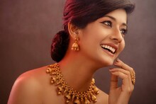 ভারতের পড়শি দেশে ১৬,০০০ টাকা সস্তা হল সোনা ! এখান থেকেই ভরে ভরে সোনা কিনছেন