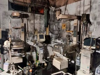 আগুনে ঝলসে যাওয়া ঝাঁসির হাসপাতালের এনআইসিইউ ওয়ার্ড৷ ছবি- পিটিআই আগুনে ঝলসে যাওয়া ঝাঁসির হাসপাতালের এনআইসিইউ ওয়ার্ড৷ ছবি- পিটিআই