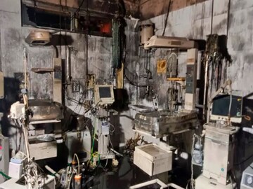 আগুনে ঝলসে যাওয়া ঝাঁসির হাসপাতালের এনআইসিইউ ওয়ার্ড৷ ছবি- পিটিআই আগুনে ঝলসে যাওয়া ঝাঁসির হাসপাতালের এনআইসিইউ ওয়ার্ড৷ ছবি- পিটিআই