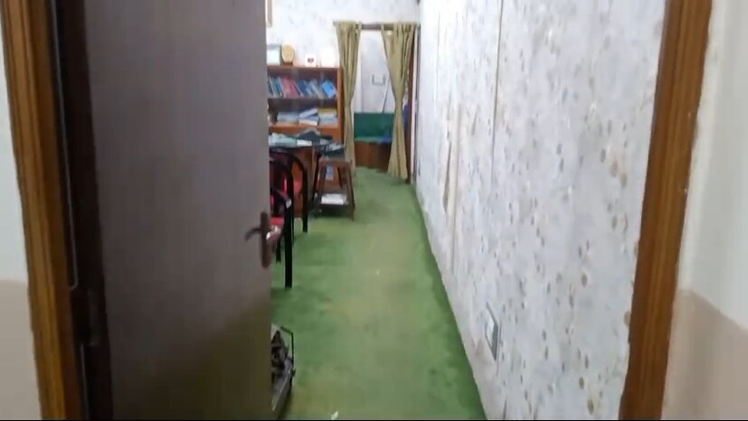 আজ, বৃহস্পতিবার ফের গোটা ঘর খতিয়ে দেখা হবে। পুরসভায় প্রত্যক্ষদর্শীরা জানাচ্ছেন, বুধবার বেলা ১২টা নাগাদ অতীন ঘোষের স্বাস্থ্যবিভাগের অফিস ঘরের মেঝের কার্পেটের উপরে সাপ দেখতে পান সেখানে থাকা পুরকর্মীরা। চিৎকার করে ছুটে ঘরের বাইরে বেরিয়ে আসেন। খবর দেওয়া হয় পুরসভার সচিবালয়। বনদফতর ও চিড়িয়াখানায় ফোন করা হয়। চিড়িয়াখানা থেকে ছুটে আসেন বনকর্মীরা। 