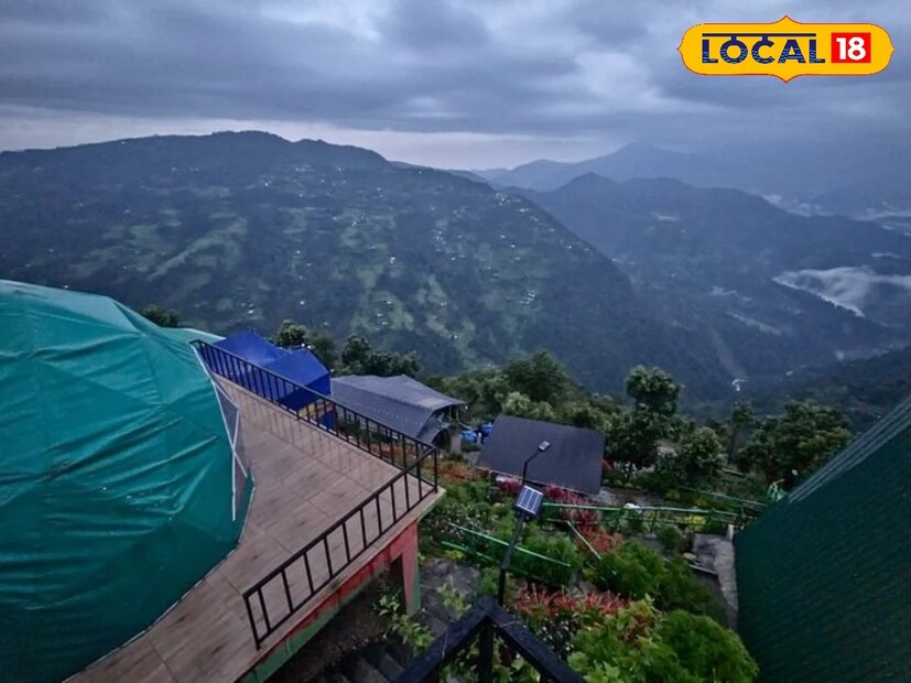 একদিকে পাহাড়ি জঙ্গল আরেক দিকে কাঞ্চনজঙ্ঘা। স্লিপিং বুদ্ধার পুরো রেঞ্জটি দেখা যায় এই সিনজি থেকে। এনজেপি থেকে আসতে ২ থেকে আড়াই ঘণ্টা সময় লাগে সিনজি আসতে। ছোট ছোট কটেজের সারি। তার সঙ্গে পাহাড়ি ফুলের সারি। রকমারি সব আর্কিড ভিড় করে রয়েছে এখানে।