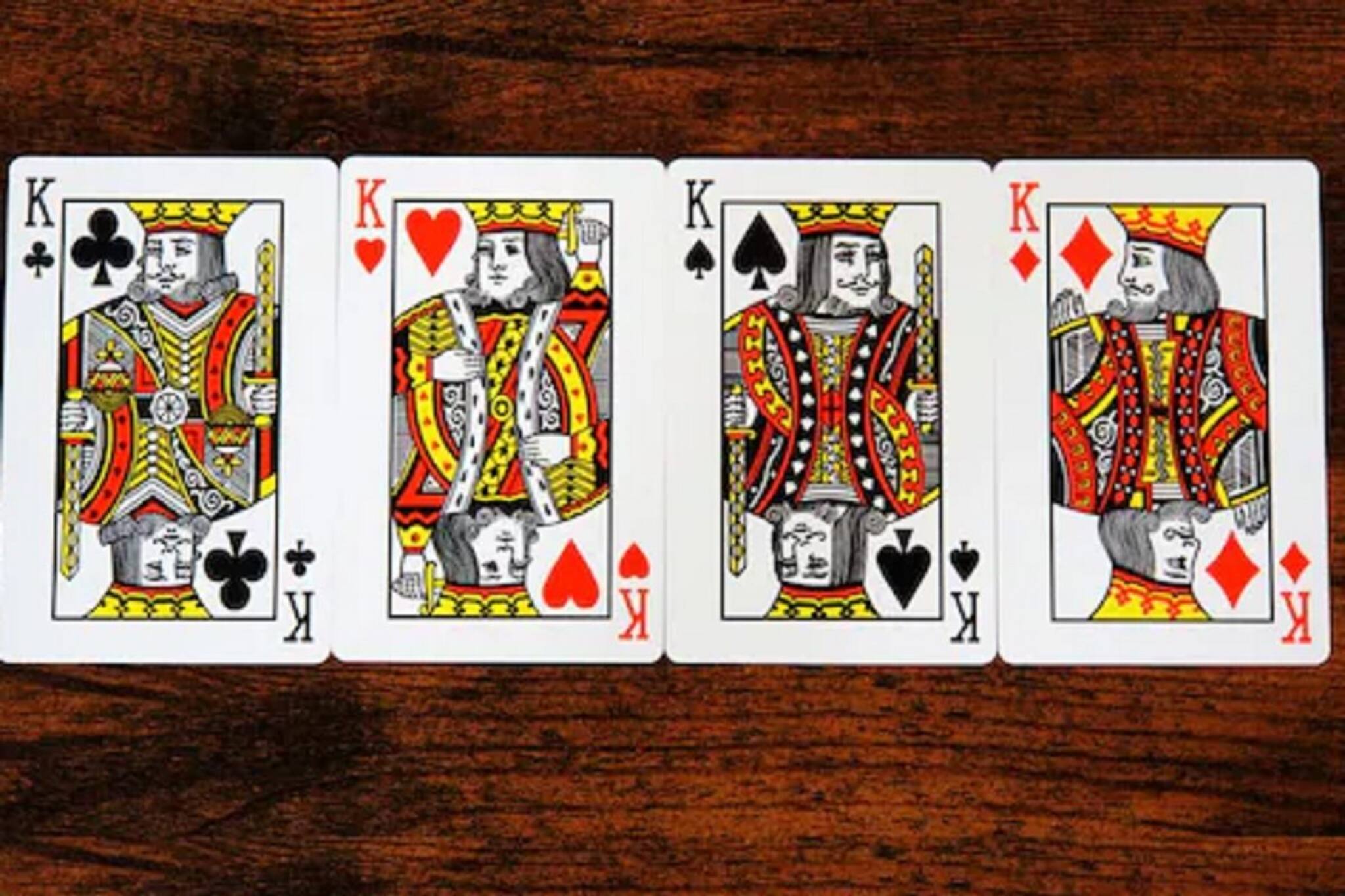 তাসের পাতায় ৩ রাজার গোঁফ আছে, কিন্তু ‘King Of Hearts’-এর নেই, এর কারণ জানেন ?