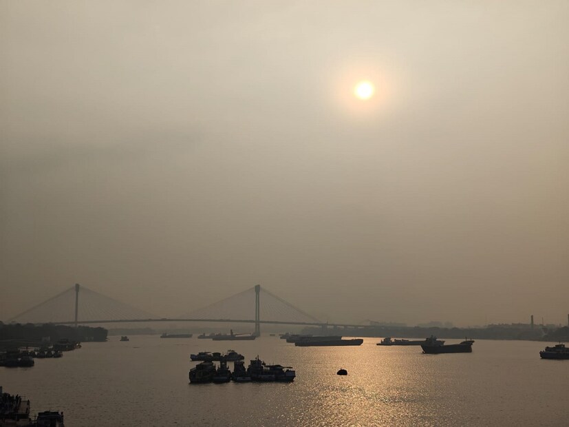 কলকাতায় আজ, বৃহস্পতিবার সর্বনিম্ন তাপমাত্রা ১৮.৬ ডিগ্রি সেলসিয়াস। যা স্বাভাবিক তাপমাত্রার থেকে ১.১ ডিগ্রি সেলসিয়াস বেশি। গতকাল, বুধবার দিনের সর্বোচ্চ তাপমাত্রা ছিল ২৭.১ ডিগ্রি সেলসিয়াস। যা স্বাভাবিক তাপমাত্রার থেকে ১.৮ ডিগ্রি সেলসিয়াস কম। বাতাসে জলীয় বাষ্পের পরিমাণ বা আপেক্ষিক আর্দ্রতা ৫১ থেকে ৯৫ শতাংশ। আগামী ২৪ ঘণ্টায় শহরের তাপমাত্রা থাকবে ১৮ ডিগ্রি থেকে ২৭ ডিগ্রি সেলসিয়াসের মধ্যে।