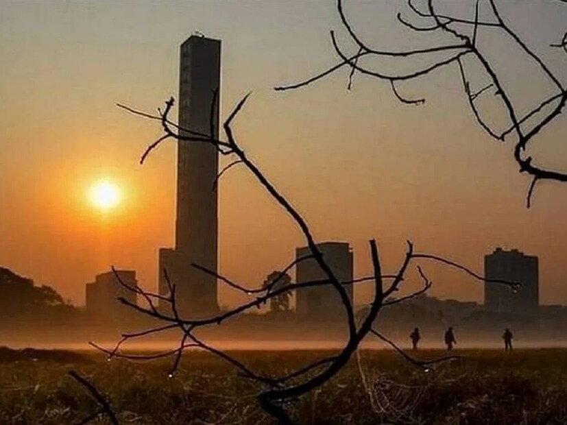 কলকাতায় সকালের দিকে হালকা কুয়াশা ও ধোঁয়াশা। বেলা বাড়লে পরিষ্কার আকাশ এবং মনোরম আবহাওয়া থাকবে। হালকা শীতের আমেজ। সর্বনিম্ন তাপমাত্রা ১৮ ডিগ্রি সেলসিয়াসের ঘরে থাকবে। আগামী কয়েক দিন খুব একটা তাপমাত্রা হেরফের হওয়ার সম্ভাবনা কম। নতুন করে তাপমাত্রা খুব বেশি নামার সম্ভাবনাও কম।